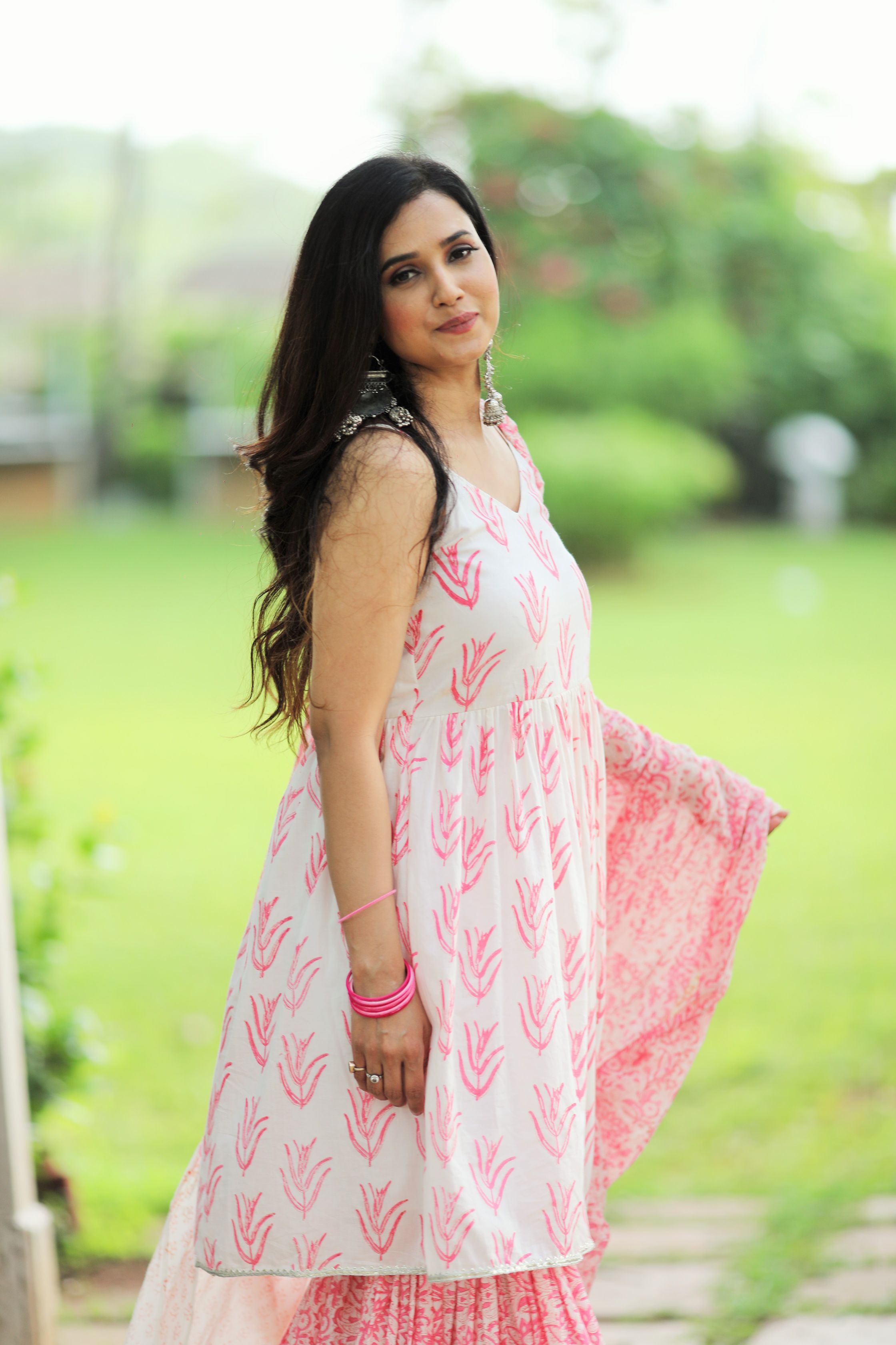 How to Pose like an Influencer in Lehenga - Debasree Banerjee | KALKI  Fashion Blogs